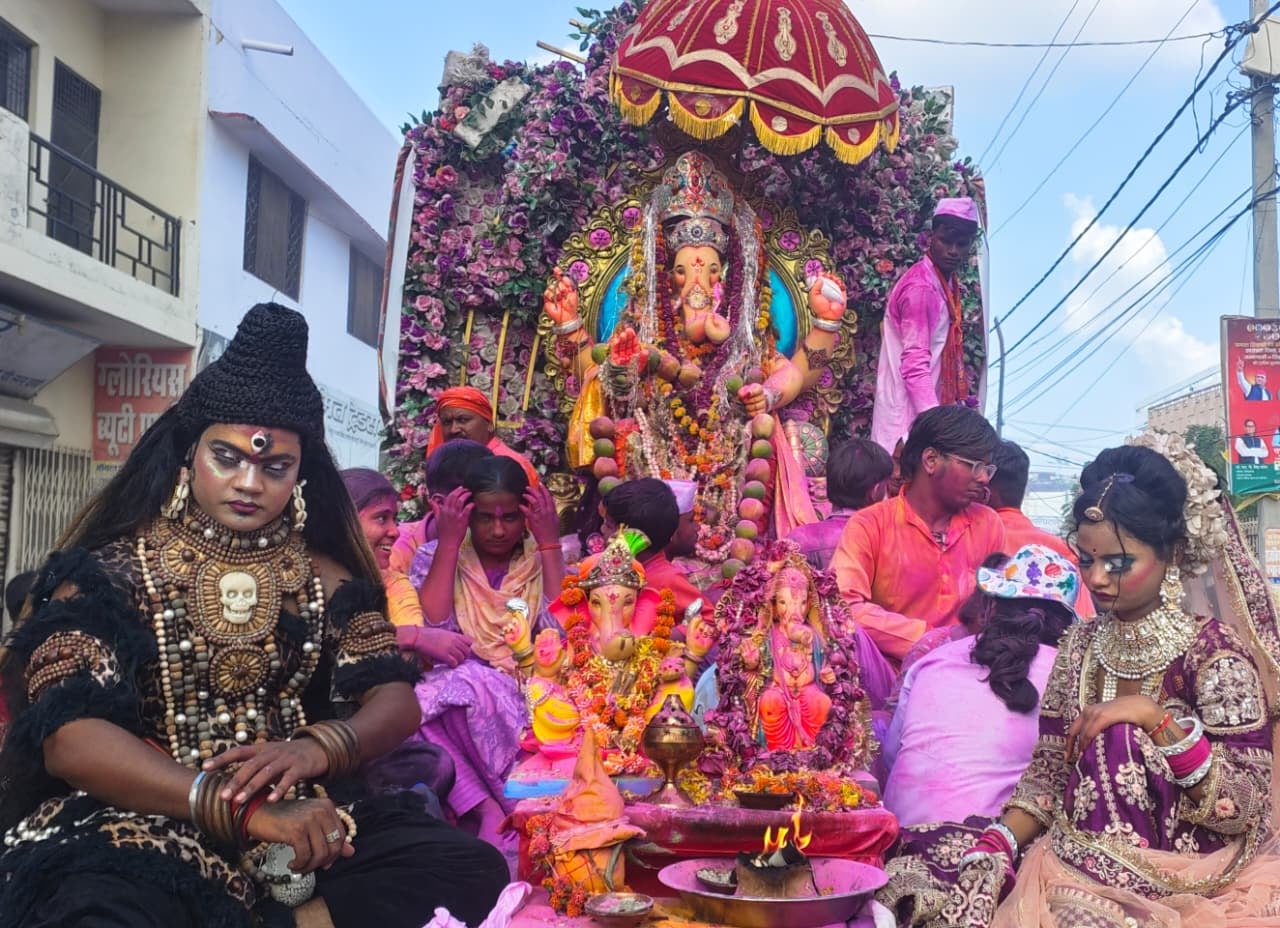 गणेश मूर्ति विसर्जन शोभायात्रा में गणेश जी की मूर्ति के कान में अगले बरस तू जल्दी आ का भाव लेकर गणेश मूर्ति विसर्जन शोभायात्रा में गणेश जी की मूर्ति के कान में अगले बरस तू जल्दी आ का भाव लेकर