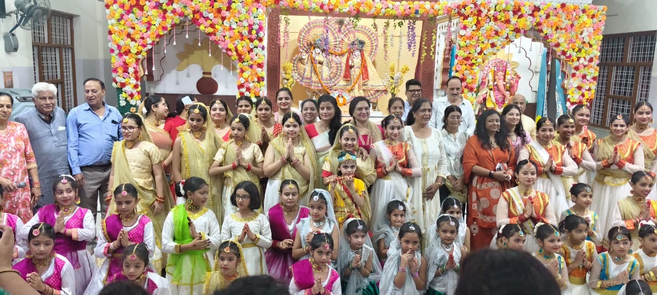 गणेश पूजा में उपस्थित लोग। स्त्रोत- विज्ञप्ति