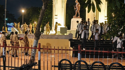 हजरतगंज गांधी प्रतिमा पर प्रदर्शन करते आयुष इंटर्न, शाम को प्रदर्शनकारियों को खदेड़ती पुलिस और हजरतगंज गांधी प्रतिमा पर प्रदर्शन करते आयुष इंटर्न, शाम को प्रदर्शनकारियों को खदेड़ती पुलिस और