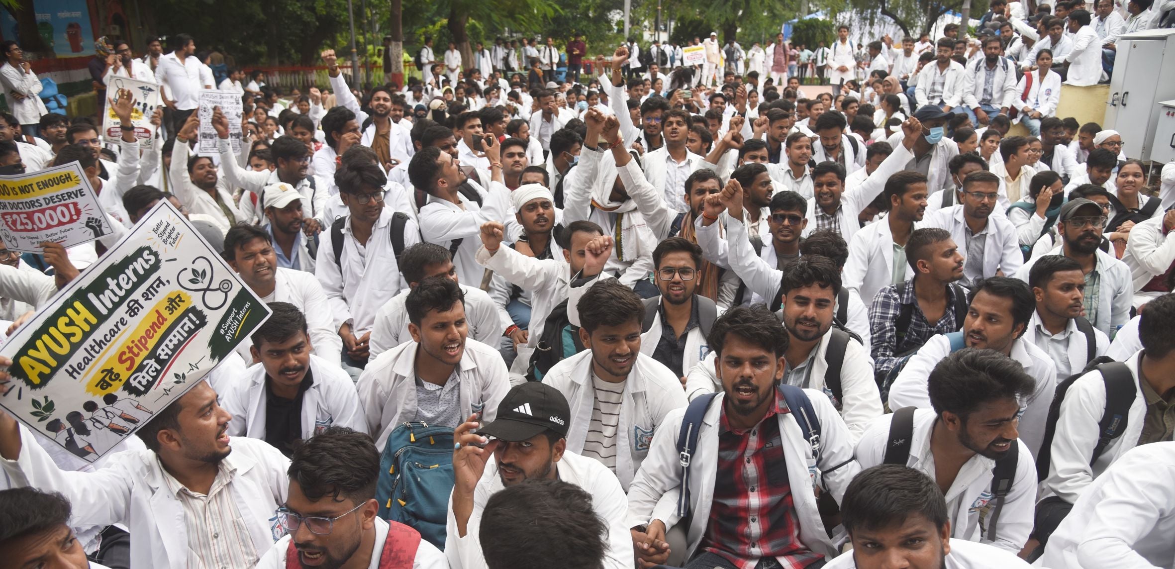 हजरतगंज गांधी प्रतिमा पर प्रदर्शन करते आयुष इंटर्न, शाम को प्रदर्शनकारियों को खदेड़ती पुलिस और हजरतगंज गांधी प्रतिमा पर प्रदर्शन करते आयुष इंटर्न, शाम को प्रदर्शनकारियों को खदेड़ती पुलिस और