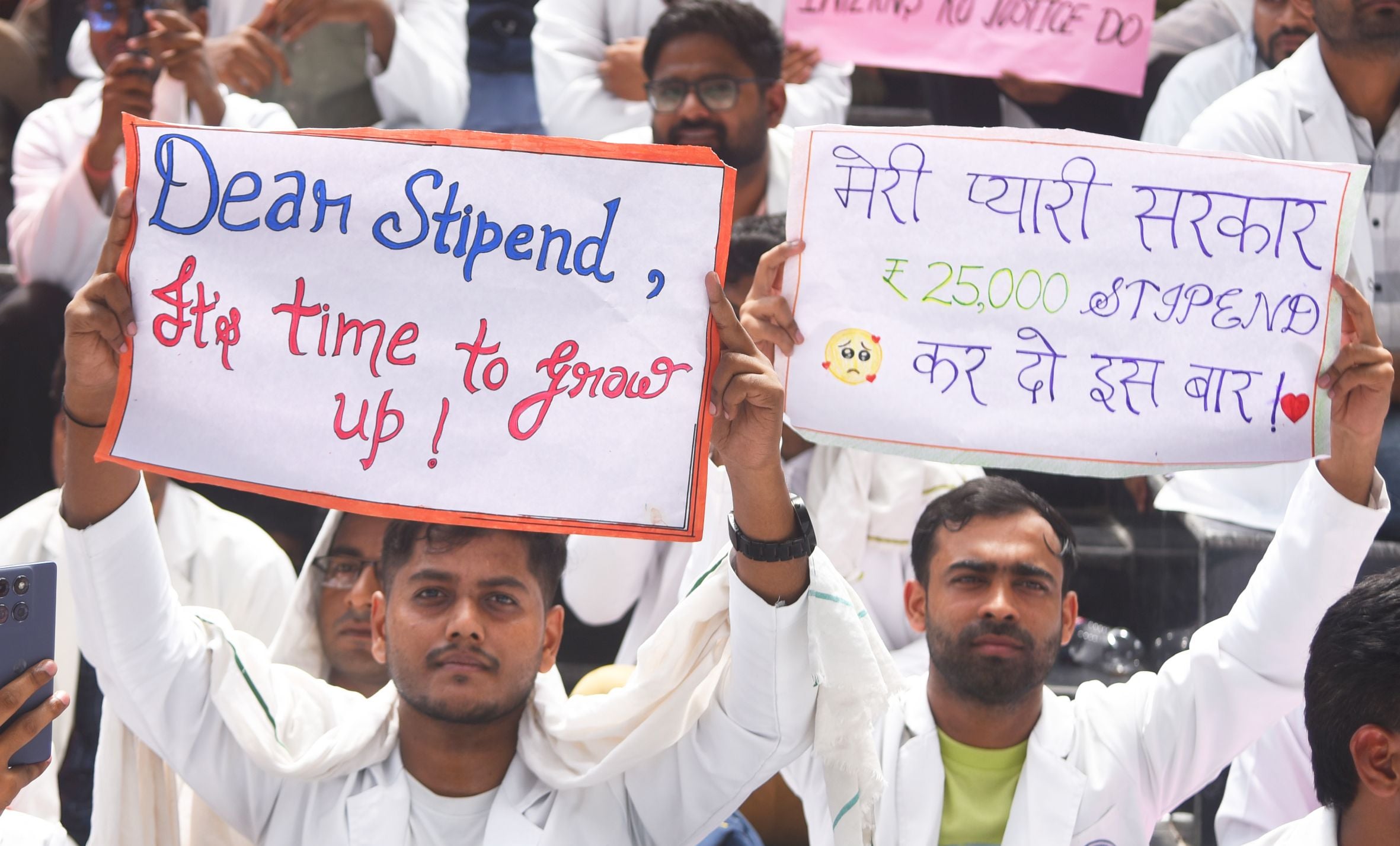 हजरतगंज गांधी प्रतिमा पर प्रदर्शन करते आयुष इंटर्न, शाम को प्रदर्शनकारियों को खदेड़ती पुलिस और हजरतगंज गांधी प्रतिमा पर प्रदर्शन करते आयुष इंटर्न, शाम को प्रदर्शनकारियों को खदेड़ती पुलिस और