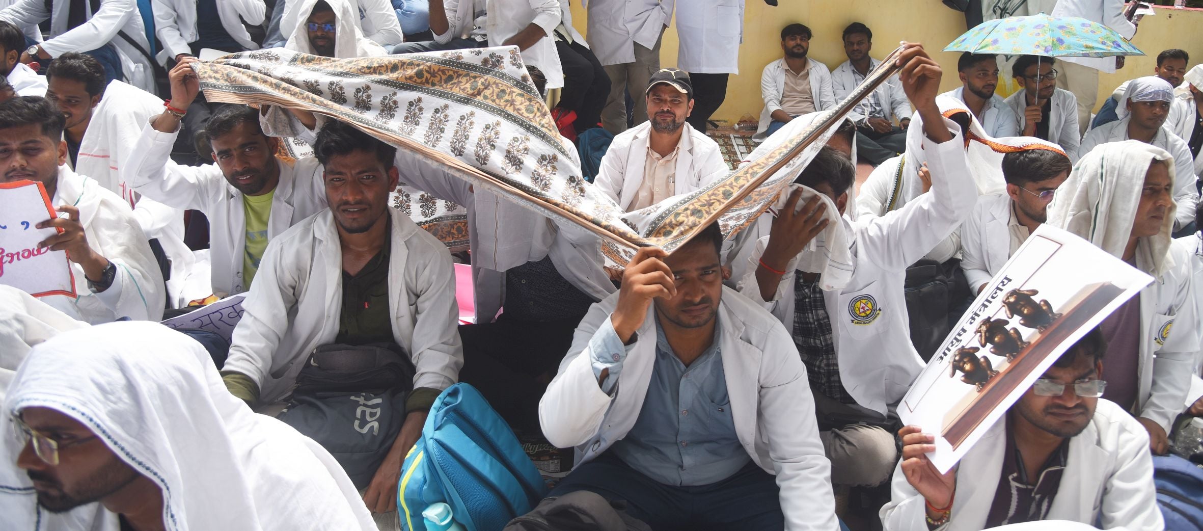 हजरतगंज गांधी प्रतिमा पर प्रदर्शन करते आयुष इंटर्न, शाम को प्रदर्शनकारियों को खदेड़ती पुलिस और हजरतगंज गांधी प्रतिमा पर प्रदर्शन करते आयुष इंटर्न, शाम को प्रदर्शनकारियों को खदेड़ती पुलिस और