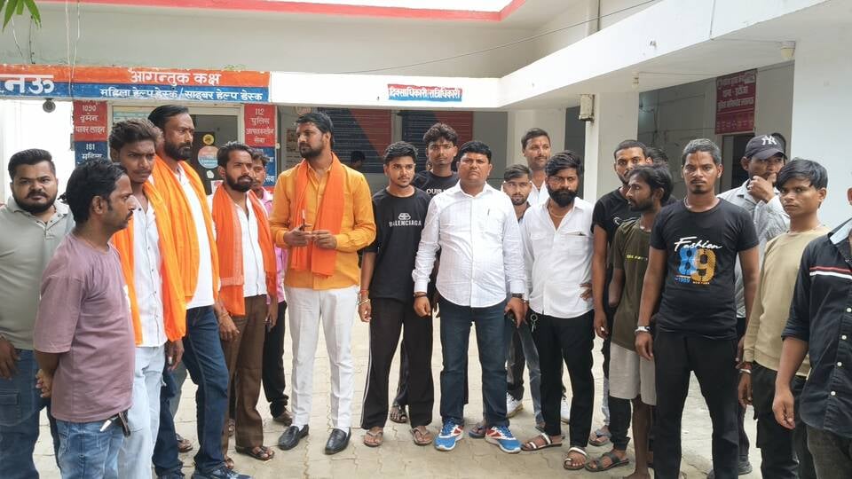 इटौंजा थाने में प्रदर्शन करते संगठनोें के लोग इटौंजा थाने में प्रदर्शन करते संगठनोें के लोग