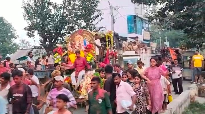 जानीखुर्द। भोला झाल पर श्रद्धालु गणपति का विसर्जन करते हुए फोटो संवाद जानीखुर्द। भोला झाल पर श्रद्धालु गणपति का विसर्जन करते हुए फोटो संवाद
