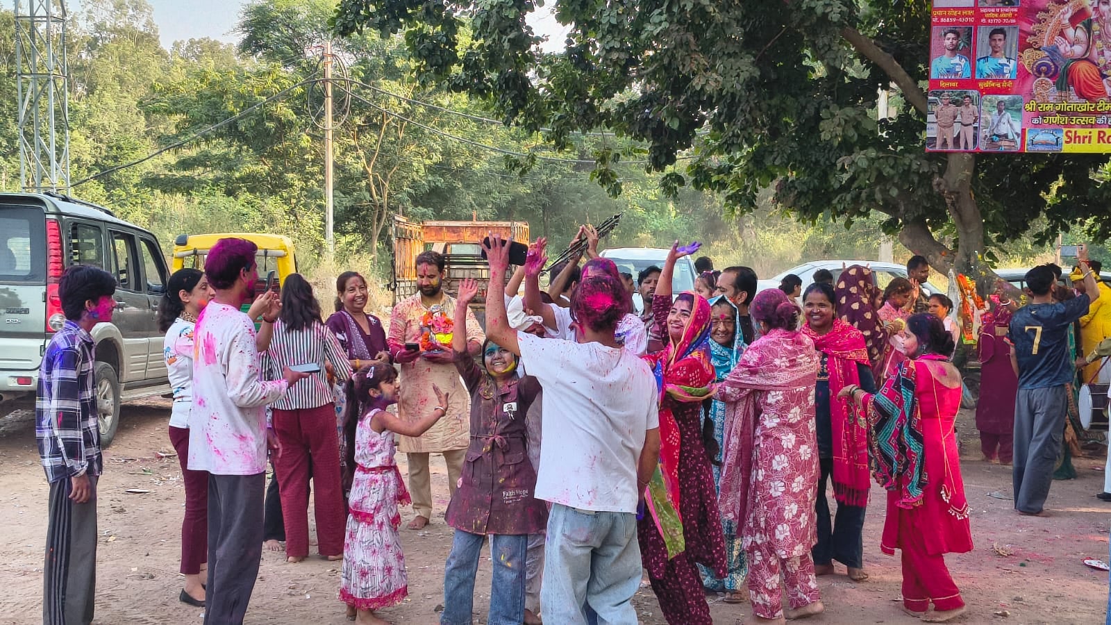 जनसुई हेड पर गणपति बप्पा की विदाई से पहले मन्नत मांगती बच्ची। संवाद जनसुई हेड पर गणपति बप्पा की विदाई से पहले मन्नत मांगती बच्ची। संवाद