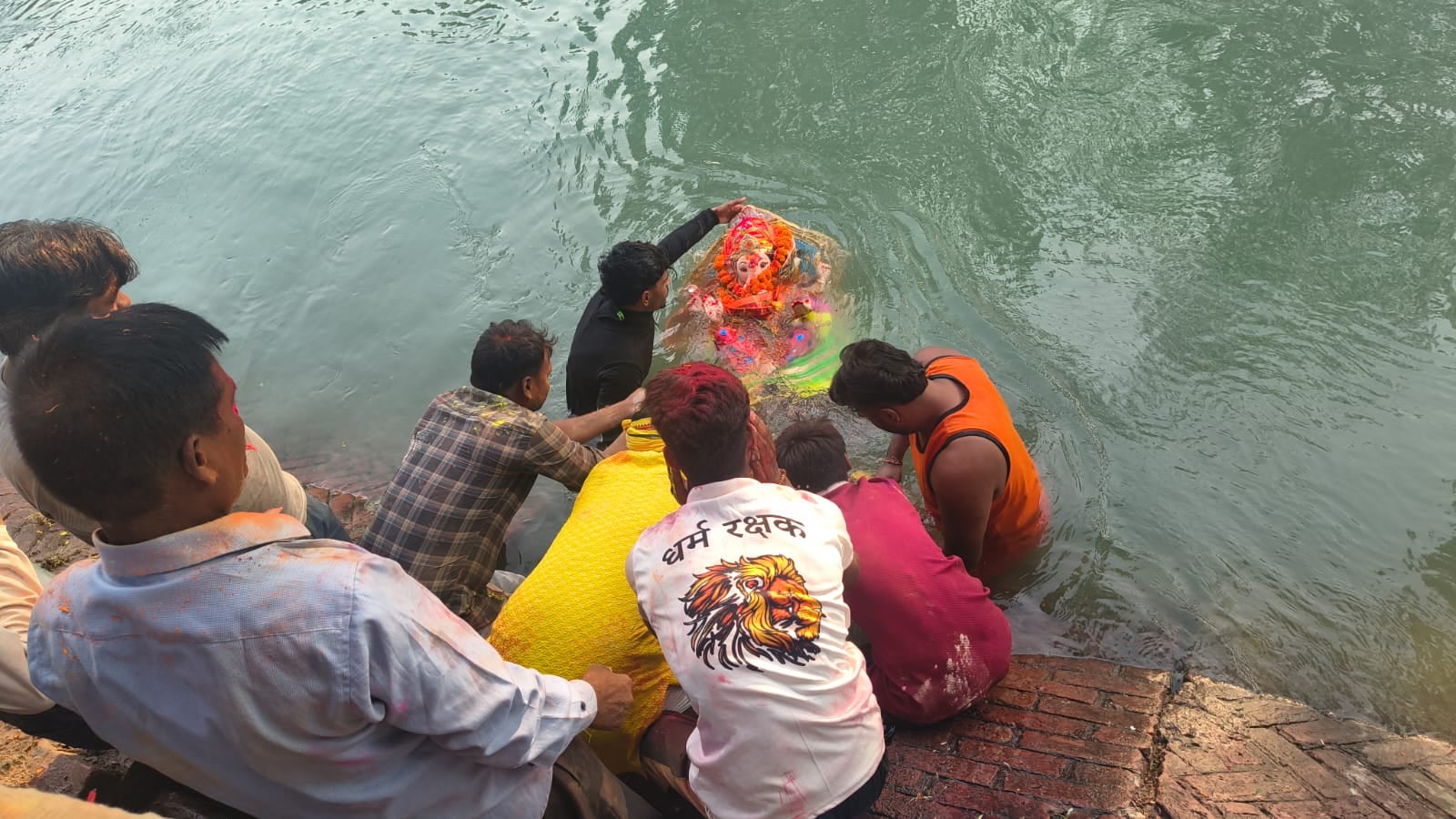 जनसुई हेड पर गणपति बप्पा की विदाई से पहले मन्नत मांगती बच्ची। संवाद जनसुई हेड पर गणपति बप्पा की विदाई से पहले मन्नत मांगती बच्ची। संवाद