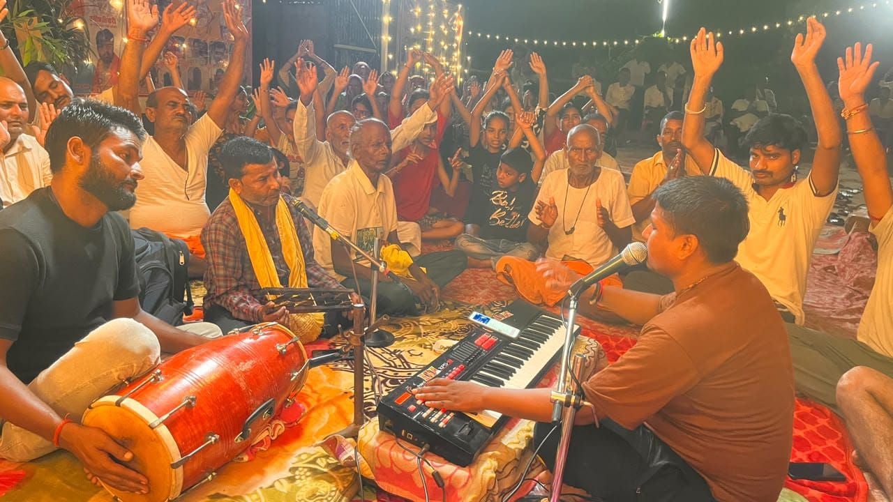 जोतिया गांव में भजन गाते सूरज द्विवेदी व अन्य और भाव विभोर श्रद्धालु। स्रोत: आयोजक जोतिया गांव में भजन गाते सूरज द्विवेदी व अन्य और भाव विभोर श्रद्धालु। स्रोत: आयोजक