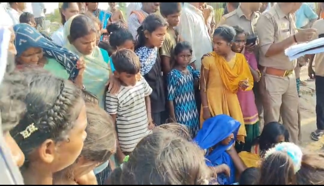 जवही मलही एहतमाली में शव मीलने की सूचना पर जांच करती तरया सुजान पुलिस।संवाद जवही मलही एहतमाली में शव मीलने की सूचना पर जांच करती तरया सुजान पुलिस।संवाद