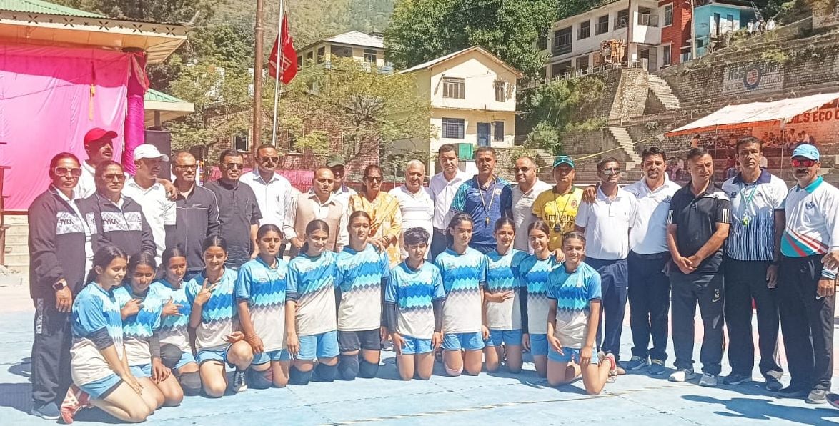 कबड्डी स्पर्धा में नेरवा की खिलाड़ी को पकड़ती करती छोहारा की टीम। संवाद कबड्डी स्पर्धा में नेरवा की खिलाड़ी को पकड़ती करती छोहारा की टीम। संवाद