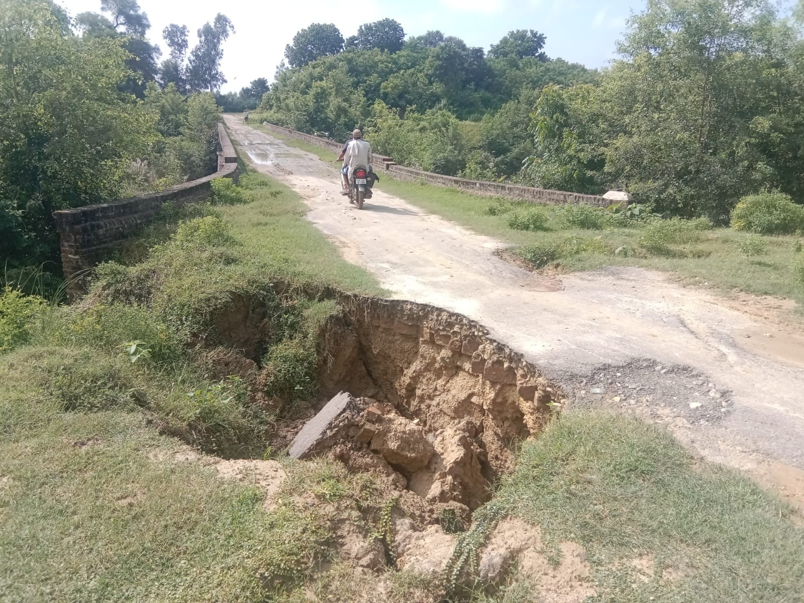 क्षतिग्रस्त सड़क। क्षतिग्रस्त सड़क।
