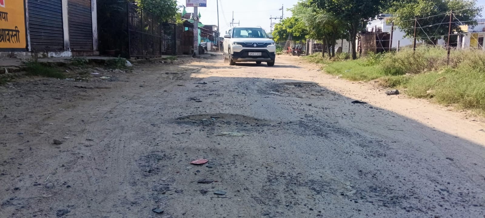 क्षतिग्रस्त सड़क। क्षतिग्रस्त सड़क।
