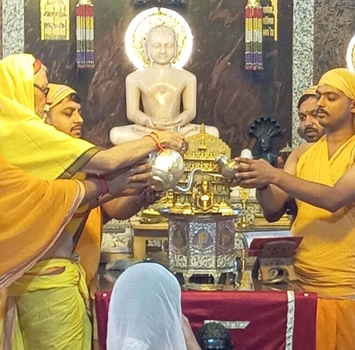 कटरा मेदनीगंज जैन मंदिर में दसवें तीर्थंकर भगवान शीतलनाथ का शांतिधारा महामस्तकाभिषेक करते श्रद् कटरा मेदनीगंज जैन मंदिर में दसवें तीर्थंकर भगवान शीतलनाथ का शांतिधारा महामस्तकाभिषेक करते श्रद्