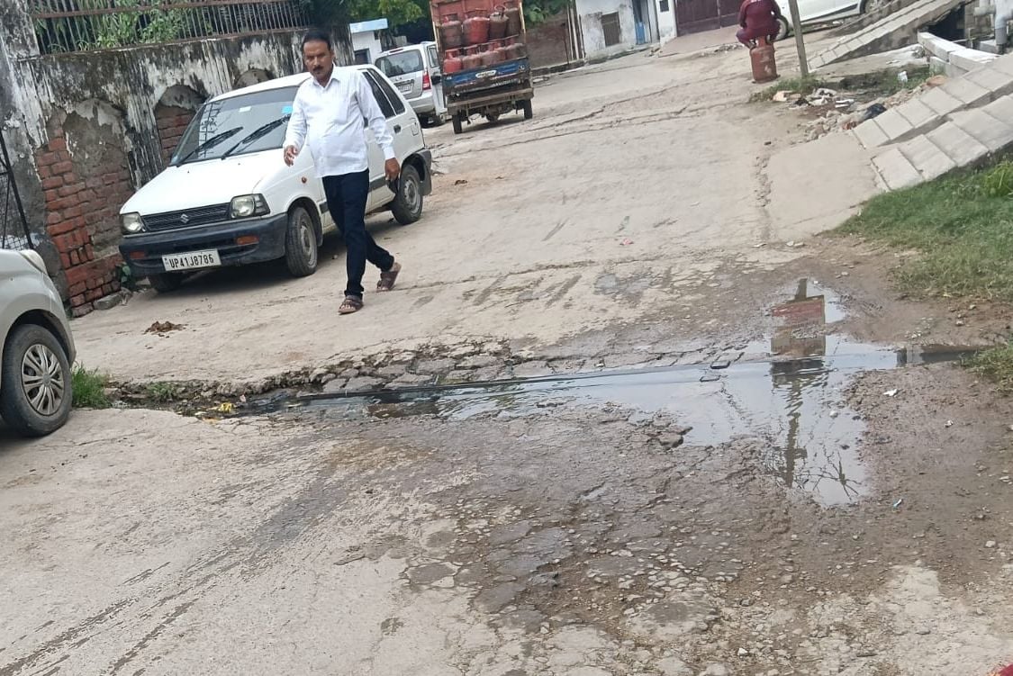 लखपेड़ाबाग में सड़क के बीच से बहती नाली से खराब हो रही सड़क। लखपेड़ाबाग में सड़क के बीच से बहती नाली से खराब हो रही सड़क।