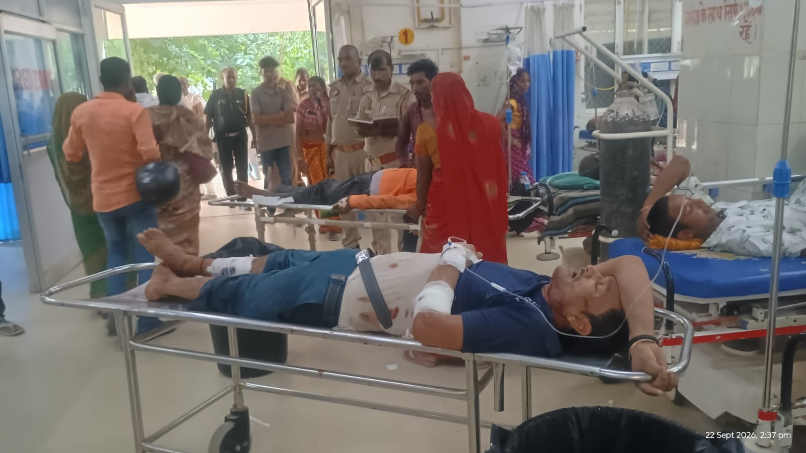 मेडिकल कॉलेज अस्पताल के आपात कक्ष में घायल मंजू देवी का चल रहा इलाज। संवाद मेडिकल कॉलेज अस्पताल के आपात कक्ष में घायल मंजू देवी का चल रहा इलाज। संवाद