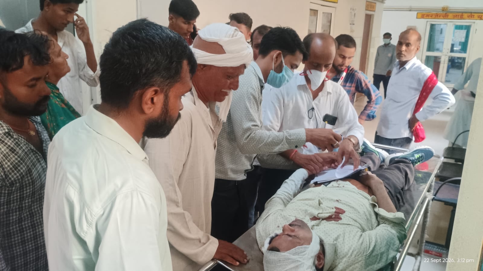 मेडिकल कॉलेज अस्पताल के आपात कक्ष में घायल मंजू देवी का चल रहा इलाज। संवाद मेडिकल कॉलेज अस्पताल के आपात कक्ष में घायल मंजू देवी का चल रहा इलाज। संवाद