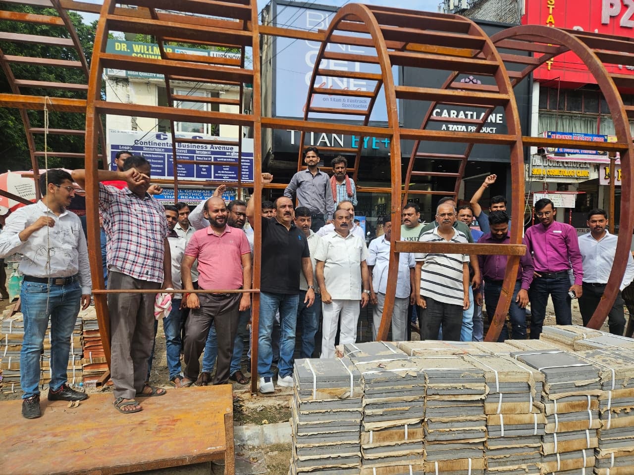 महानगर गोल मार्केट में लोहे के जाल लगाने के विरोध में प्रदर्शन करते व्यापारी व वेल्डिंग करता क महानगर गोल मार्केट में लोहे के जाल लगाने के विरोध में प्रदर्शन करते व्यापारी व वेल्डिंग करता क