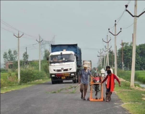 मौरावां-बिहार मार्ग की क्षतिग्रस्त पुलिया के पास लगा चेतावनी बोर्ड व निकलता ट्रक। संवाद मौरावां-बिहार मार्ग की क्षतिग्रस्त पुलिया के पास लगा चेतावनी बोर्ड व निकलता ट्रक। संवाद