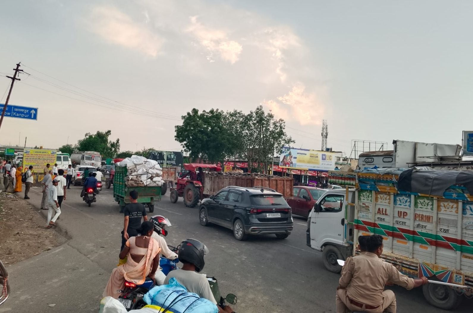 मौरावां-बिहार मार्ग की क्षतिग्रस्त पुलिया के पास लगा चेतावनी बोर्ड व निकलता ट्रक। संवाद मौरावां-बिहार मार्ग की क्षतिग्रस्त पुलिया के पास लगा चेतावनी बोर्ड व निकलता ट्रक। संवाद