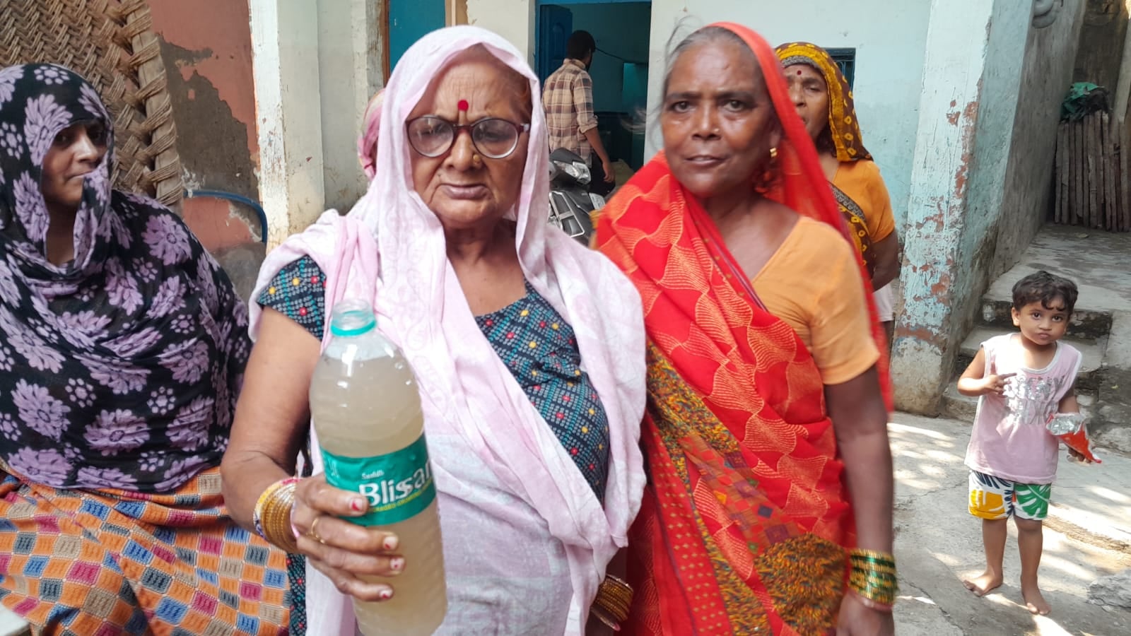 नलों से आ रहा नाले का पानी