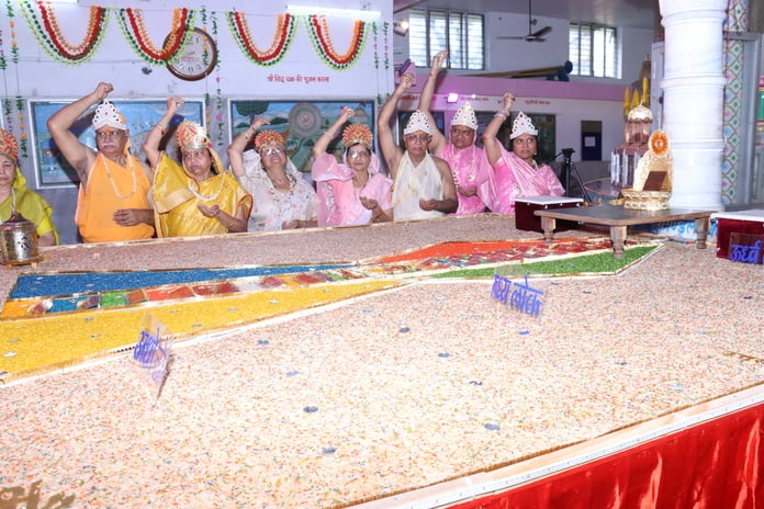 प्राचीन दिगंबर जैन बड़े मंदिर में पूजा अर्चना करते श्रद्धालु स्रोत संवाद