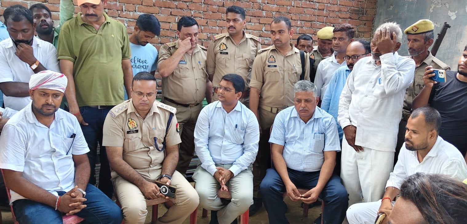 पट्टी कोतवाली के मोलनापुर गांव जाने वाले मार्ग पर पुलिस द्वारा लगाया गया बैरियर। संवाद पट्टी कोतवाली के मोलनापुर गांव जाने वाले मार्ग पर पुलिस द्वारा लगाया गया बैरियर। संवाद