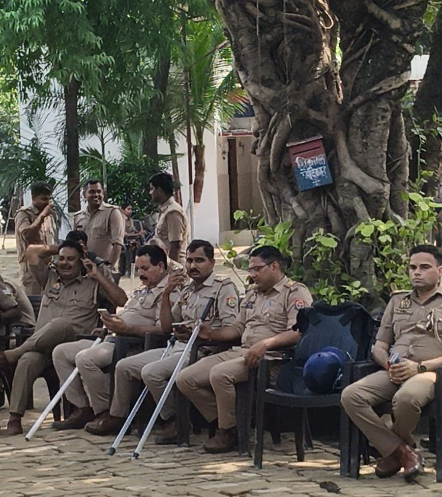 पट्टी कोतवाली के मोलनापुर गांव जाने वाले मार्ग पर पुलिस द्वारा लगाया गया बैरियर। संवाद पट्टी कोतवाली के मोलनापुर गांव जाने वाले मार्ग पर पुलिस द्वारा लगाया गया बैरियर। संवाद