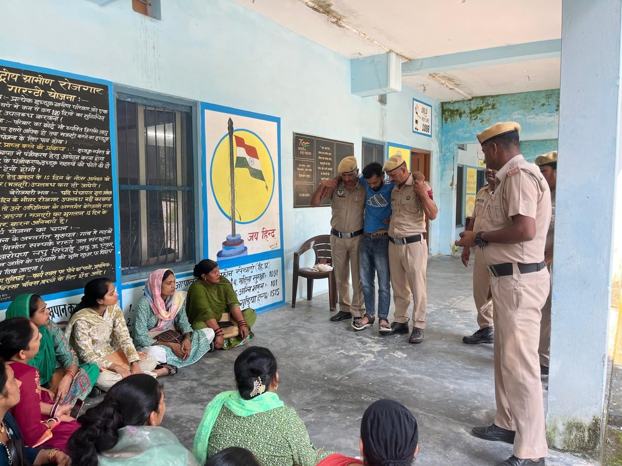 पांवटा साहिब विकास खंड की अजोली पंचायत म तीन दिवसीय विशेष कार्यक्रम में आपदा से बचाव बारे बतात पांवटा साहिब विकास खंड की अजोली पंचायत म तीन दिवसीय विशेष कार्यक्रम में आपदा से बचाव बारे बतात