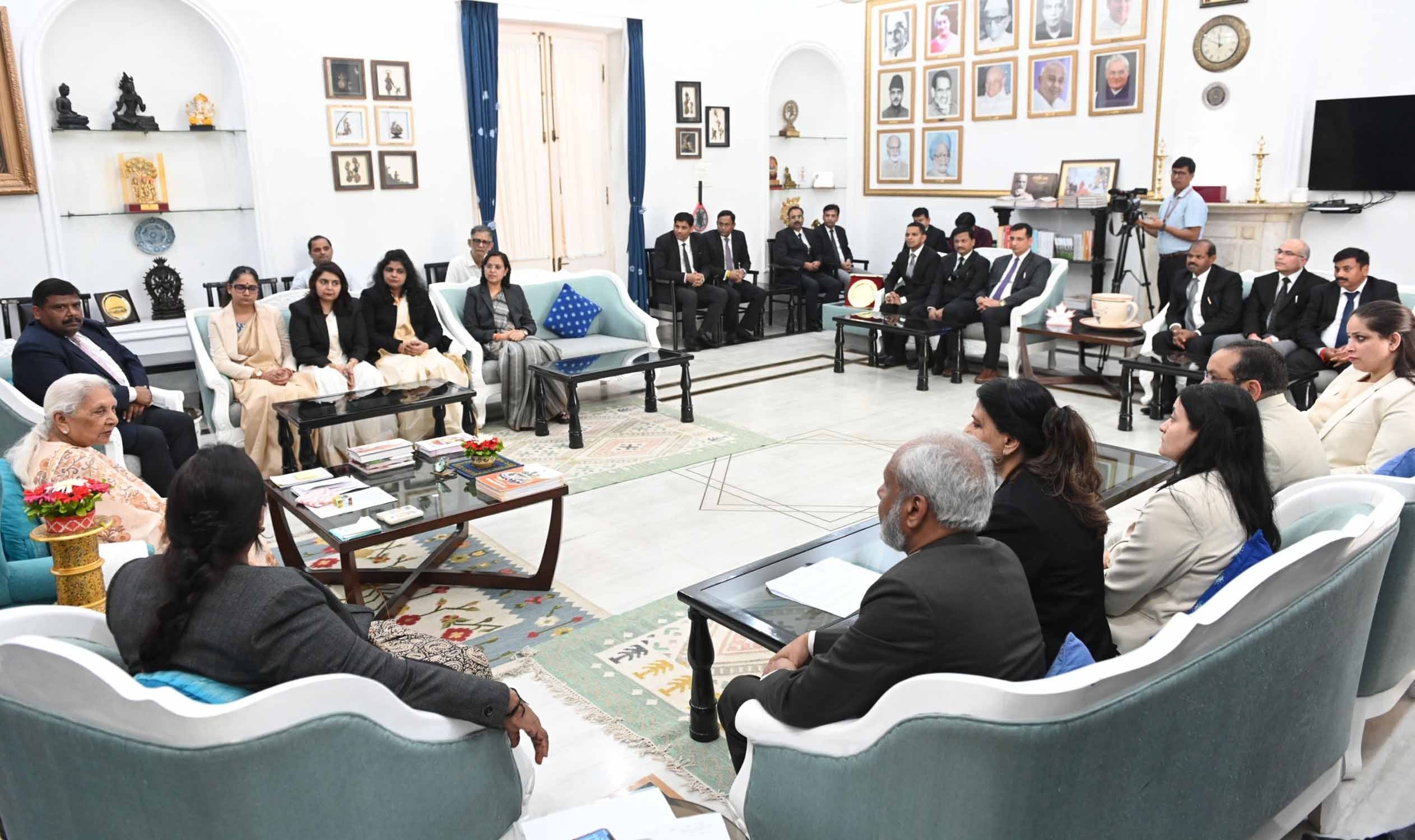 राज्यपाल से न्यायिक प्रशिक्षण एवं अनुसंधान संस्थान के प्रशिक्षु न्यायिक अधिकारी मिले राज्यपाल से न्यायिक प्रशिक्षण एवं अनुसंधान संस्थान के प्रशिक्षु न्यायिक अधिकारी मिले
