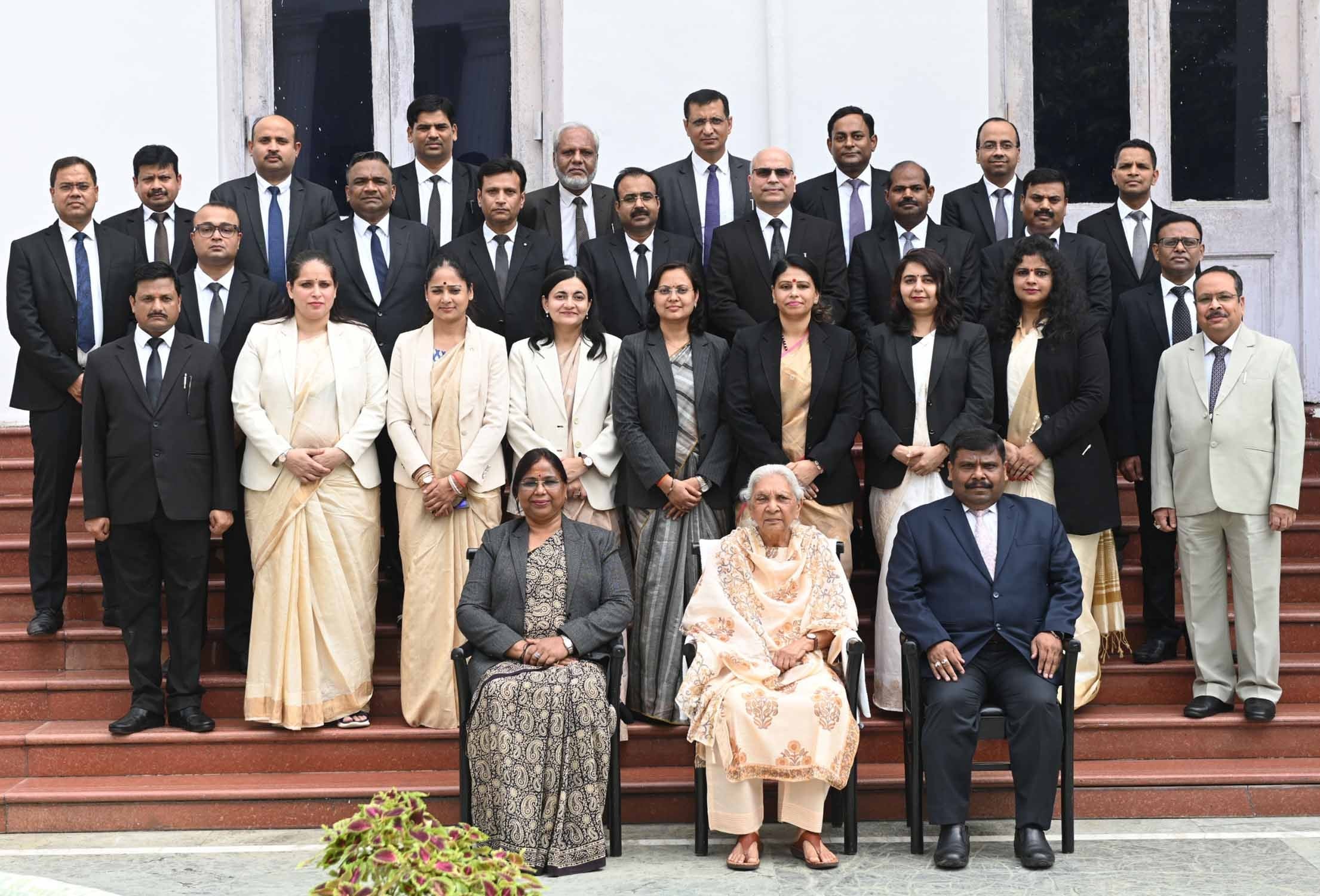 राज्यपाल से न्यायिक प्रशिक्षण एवं अनुसंधान संस्थान के प्रशिक्षु न्यायिक अधिकारी मिले राज्यपाल से न्यायिक प्रशिक्षण एवं अनुसंधान संस्थान के प्रशिक्षु न्यायिक अधिकारी मिले