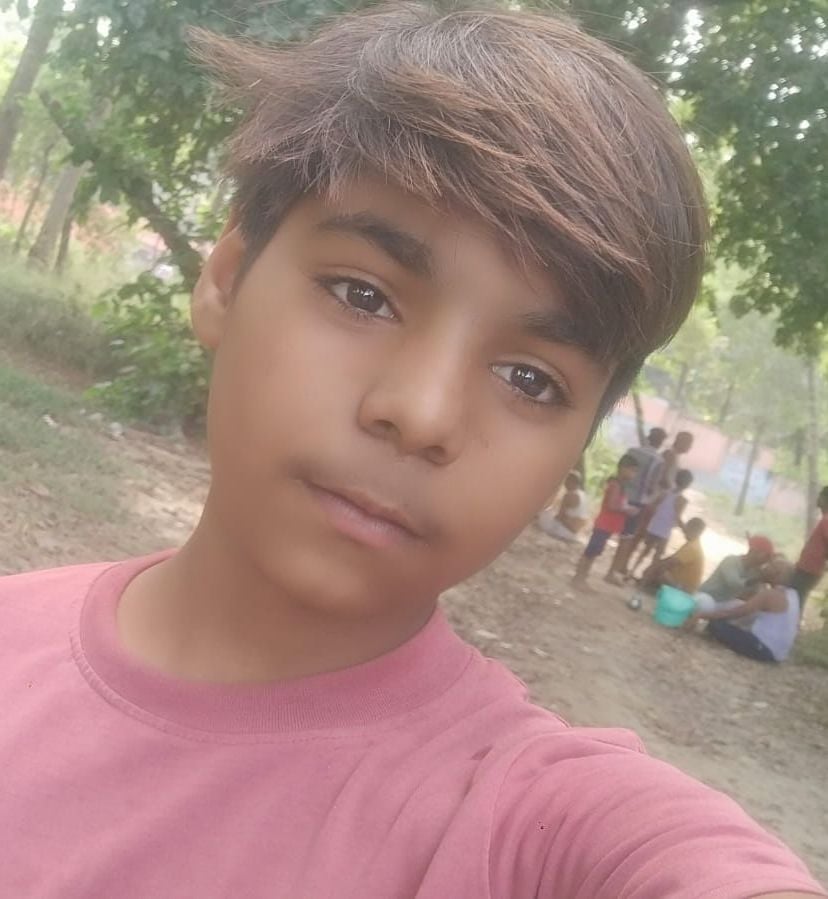 रिंकू व अभय की फाइल फोटो और पारासराय पांडेय पुरवा में रोते-बिलखते रिंकू के परिजन। - संवाद रिंकू व अभय की फाइल फोटो और पारासराय पांडेय पुरवा में रोते-बिलखते रिंकू के परिजन। - संवाद