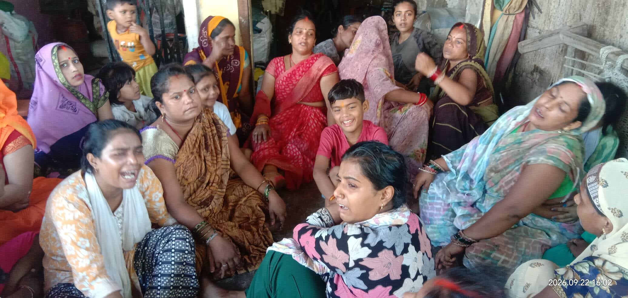 रिंकू व अभय की फाइल फोटो और पारासराय पांडेय पुरवा में रोते-बिलखते रिंकू के परिजन। - संवाद रिंकू व अभय की फाइल फोटो और पारासराय पांडेय पुरवा में रोते-बिलखते रिंकू के परिजन। - संवाद