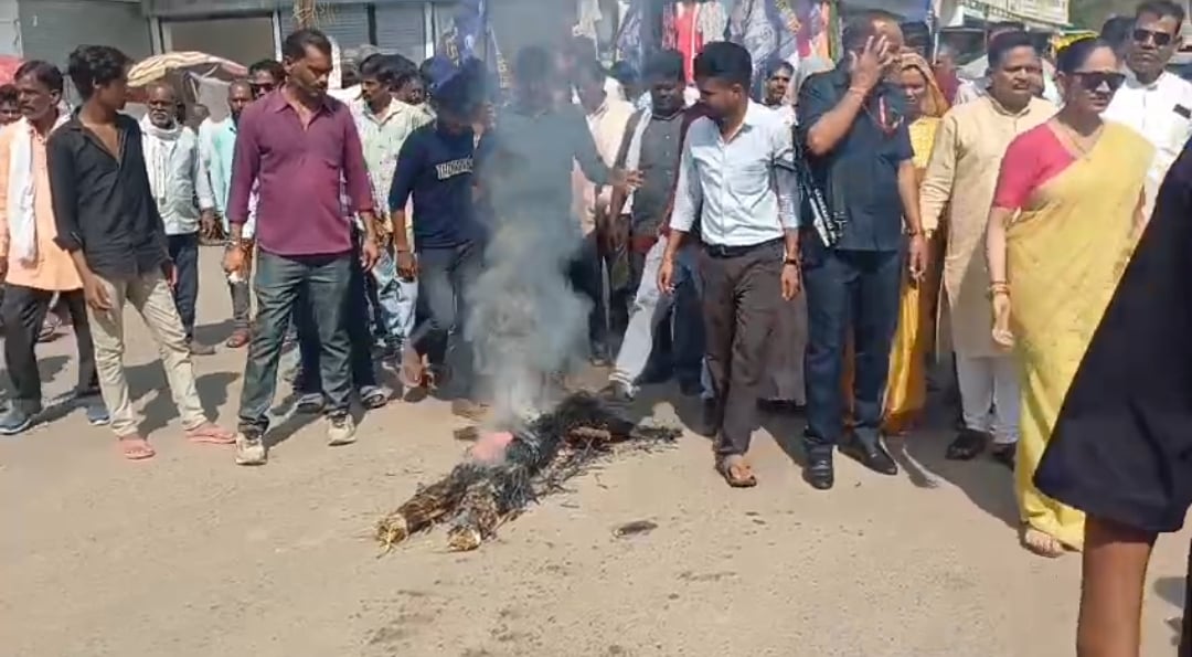 मंत्री लखन पटेल का पुतला दहन करते बसपा कार्यकर्ता 