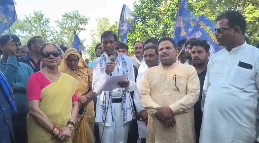 मंत्री लखन पटेल का पुतला दहन करते बसपा कार्यकर्ता 