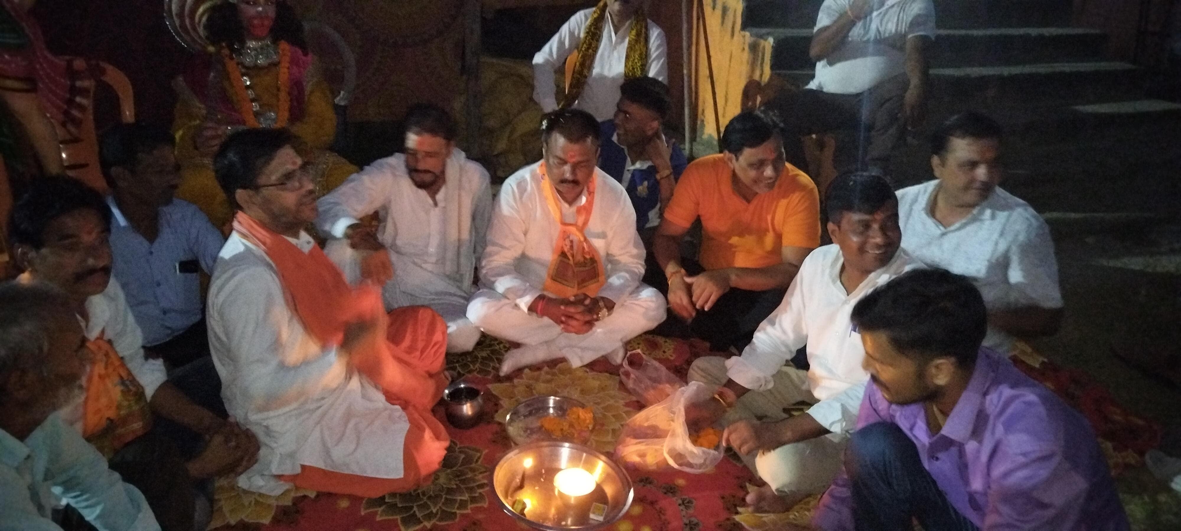 रामलीला मंचन के लिए भूमि पूजन करते आयोजक स्रोत संवाद रामलीला मंचन के लिए भूमि पूजन करते आयोजक स्रोत संवाद