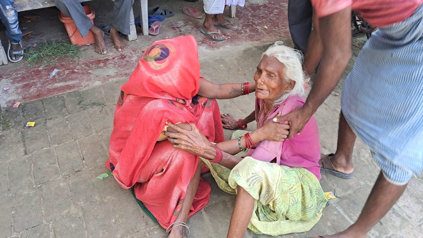 रामसागर वर्मा की फाइल फोटो और बिलखते परिजन। संवाद रामसागर वर्मा की फाइल फोटो और बिलखते परिजन। संवाद