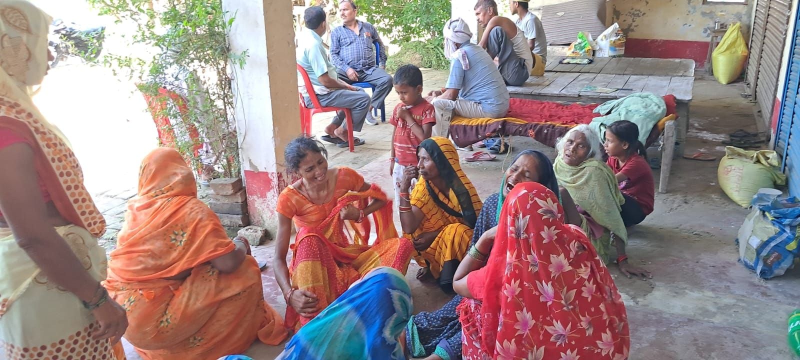 रामसागर वर्मा की फाइल फोटो और बिलखते परिजन। संवाद रामसागर वर्मा की फाइल फोटो और बिलखते परिजन। संवाद