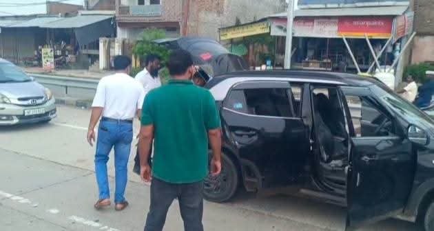 सैनी थाना क्षेत्र में अली अहमद के काफिले को रोक कर पूछताछ करती पुलिस। संवाद