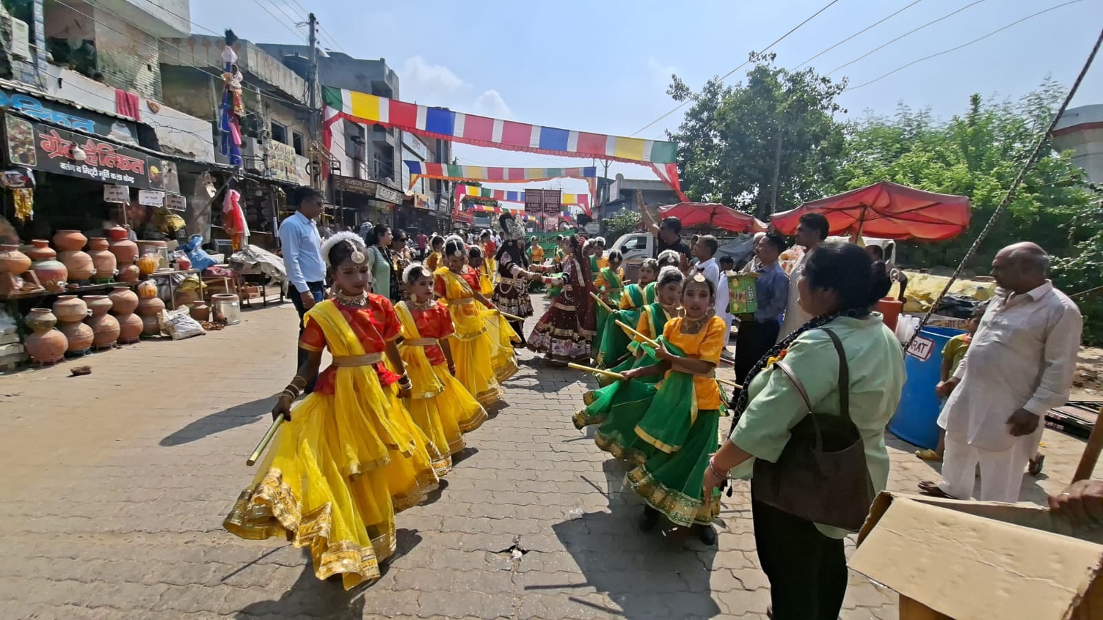 सिटी के ठाकुरद्वारा मंदिर से निकलते भगवान वामन के हिंडोले। संवाद सिटी के ठाकुरद्वारा मंदिर से निकलते भगवान वामन के हिंडोले। संवाद