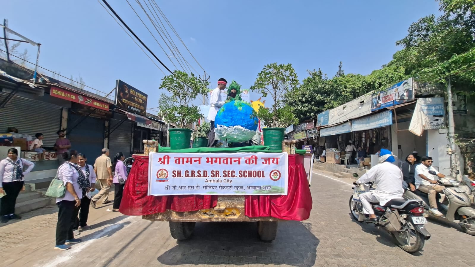 सिटी के ठाकुरद्वारा मंदिर से निकलते भगवान वामन के हिंडोले। संवाद सिटी के ठाकुरद्वारा मंदिर से निकलते भगवान वामन के हिंडोले। संवाद