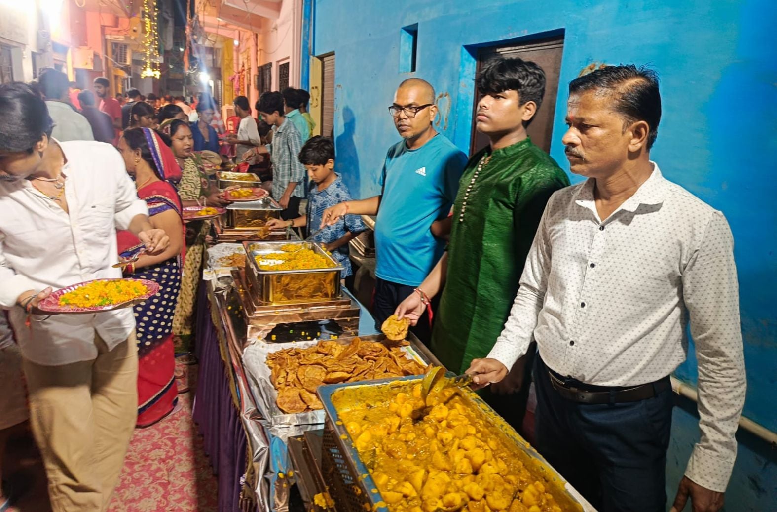 शहर के गुरु नानक देव मार्ग स्थित गणेश पंडाल के पास डांडिया नृत्य करतीं महिलाएं। स्रोत-आयोजक शहर के गुरु नानक देव मार्ग स्थित गणेश पंडाल के पास डांडिया नृत्य करतीं महिलाएं। स्रोत-आयोजक
