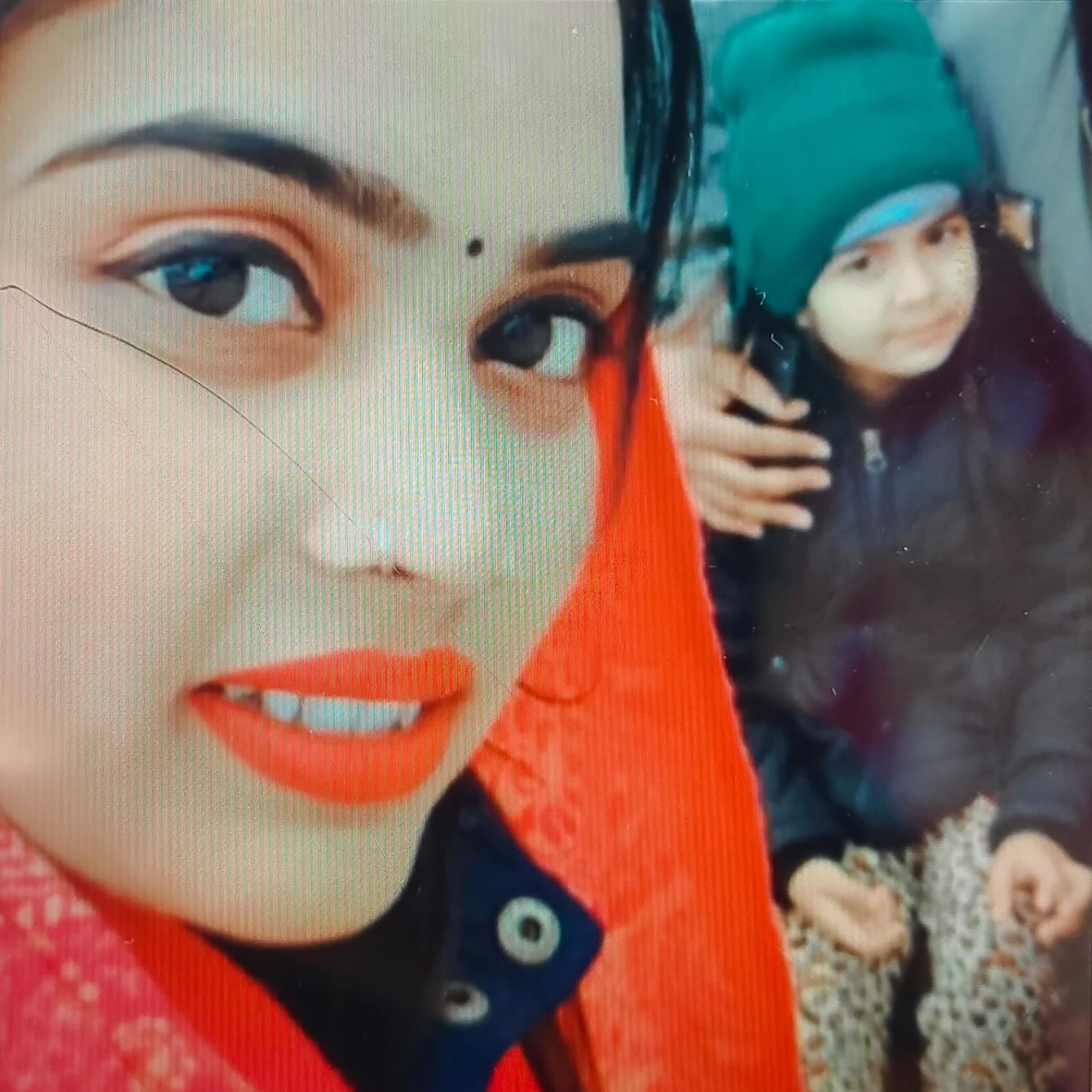 शवगृह के बाहर एंबुलेंस का रास्ता रोककर खड़ी महिलाए। संवाद शवगृह के बाहर एंबुलेंस का रास्ता रोककर खड़ी महिलाए। संवाद