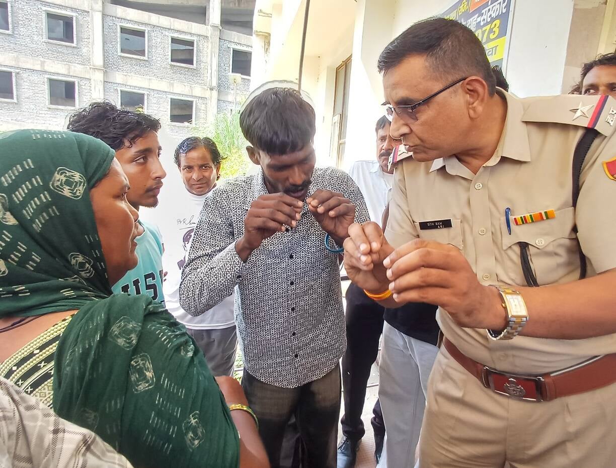 शवगृह के बाहर एंबुलेंस का रास्ता रोककर खड़ी महिलाए। संवाद शवगृह के बाहर एंबुलेंस का रास्ता रोककर खड़ी महिलाए। संवाद