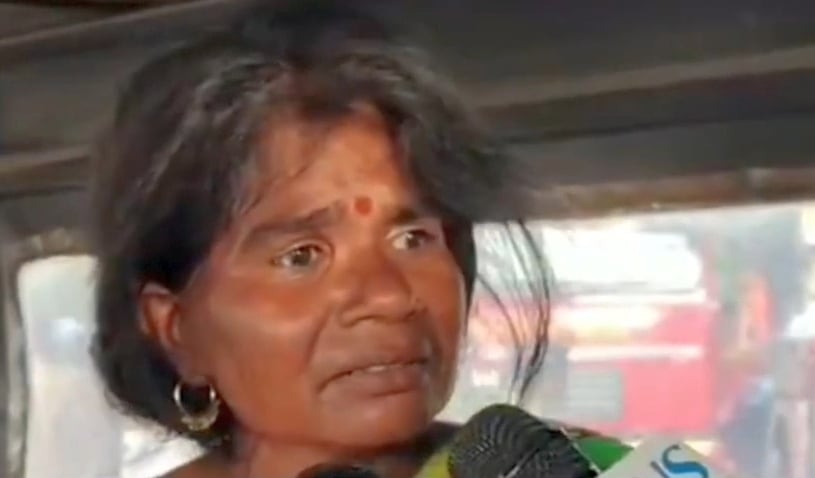 टावर पर चढ़ी महिला