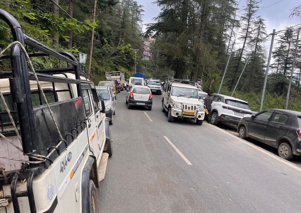 ठियोग में एनएच पर दोनों और कतार में खड़े वाहन। संवाद ठियोग में एनएच पर दोनों और कतार में खड़े वाहन। संवाद
