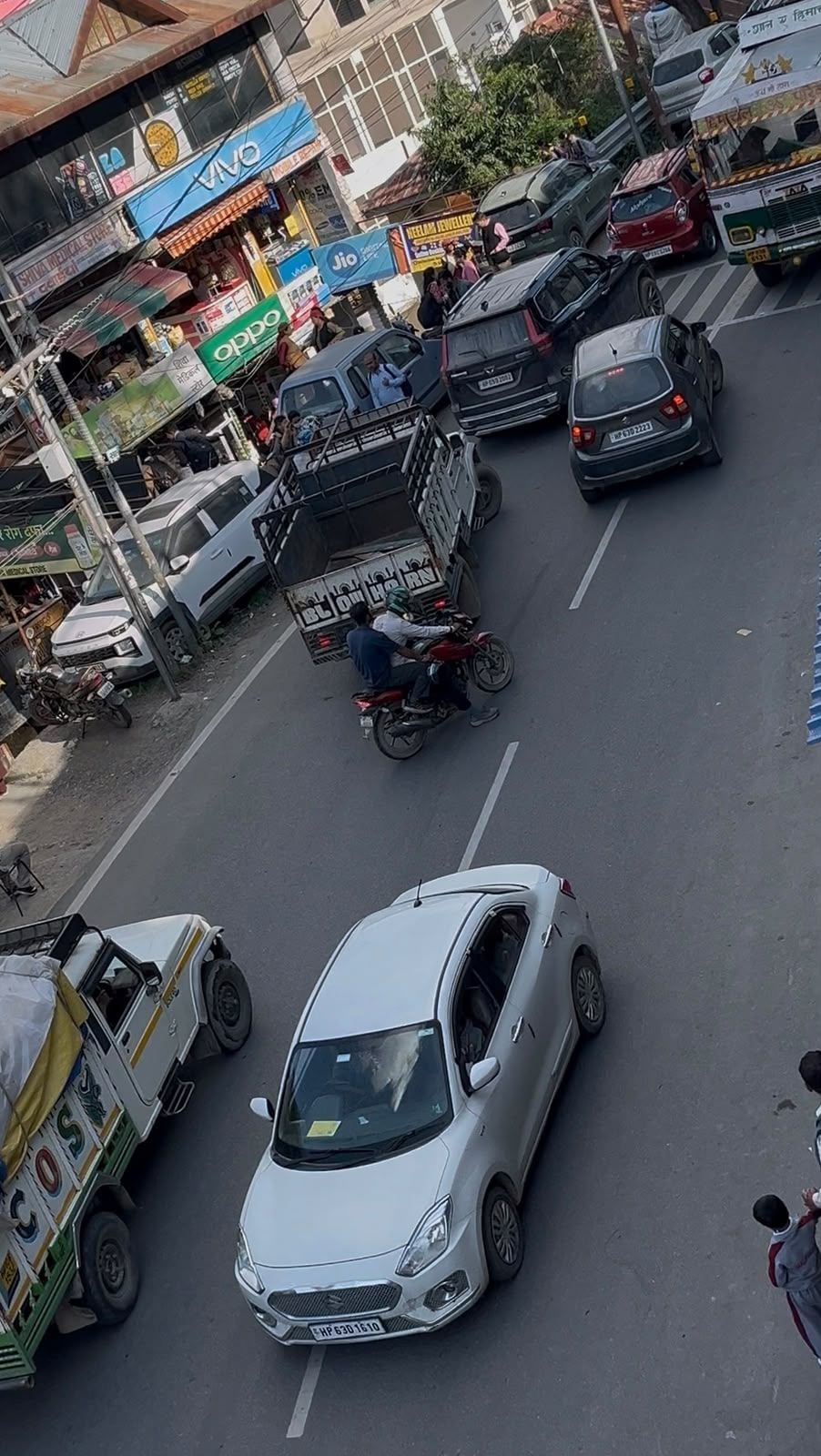 ठियोग में एनएच पर दोनों और कतार में खड़े वाहन। संवाद ठियोग में एनएच पर दोनों और कतार में खड़े वाहन। संवाद