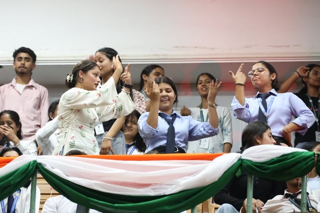 धर्मशाला महाविद्यालय के ओडिटोरियम में पर्यटन विभाग के त्रिगर्त कार्निवाल के दौरान डांस की प्रस्