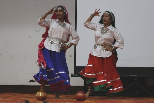 धर्मशाला महाविद्यालय के ओडिटोरियम में पर्यटन विभाग के त्रिगर्त कार्निवाल के दौरान डांस की प्रस्