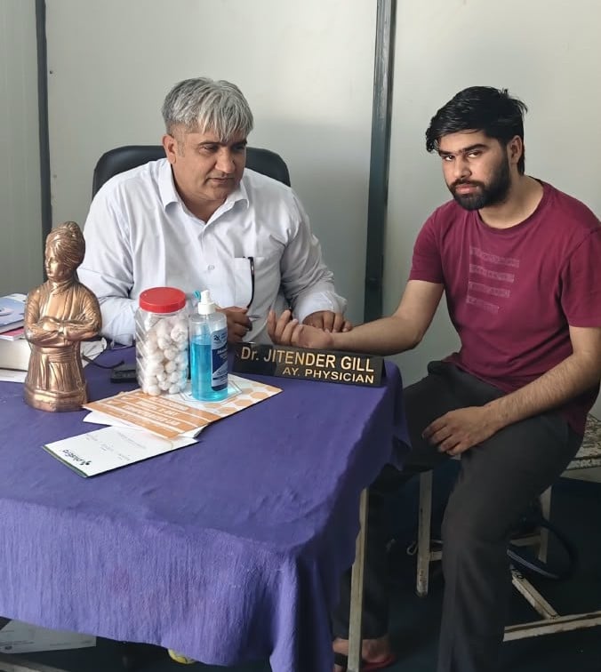 आयुर्वेद विशेषज्ञ मरीज की नाड़ी देखते हुए। स्वयं