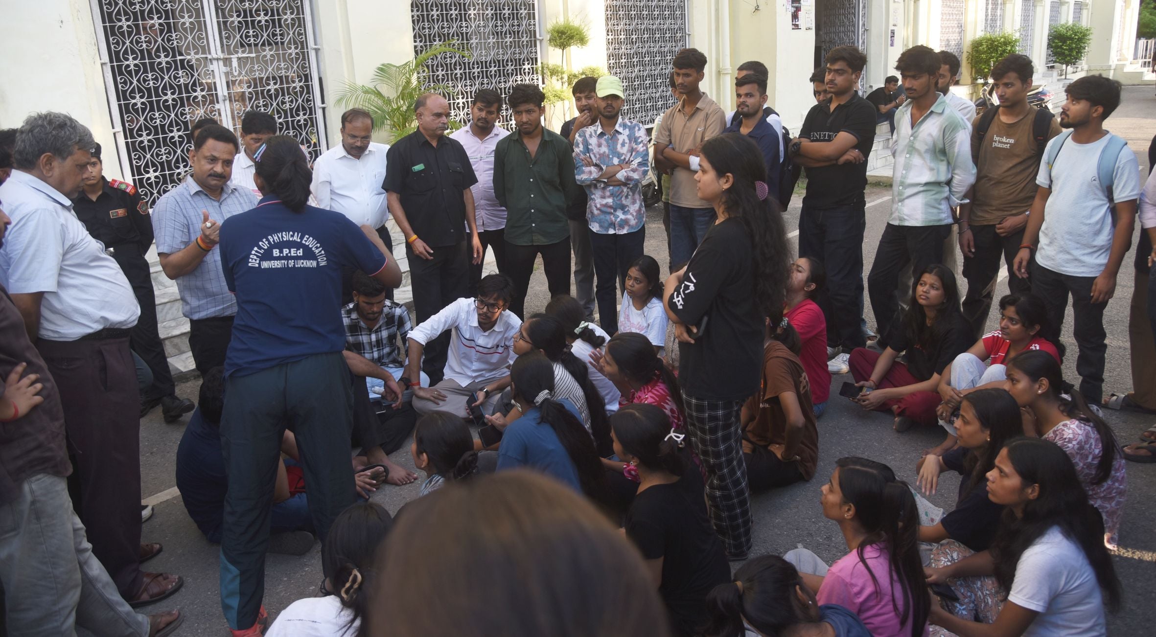 अब फूटा कैलाश हॉस्टल की छात्राओं का गुस्सा
