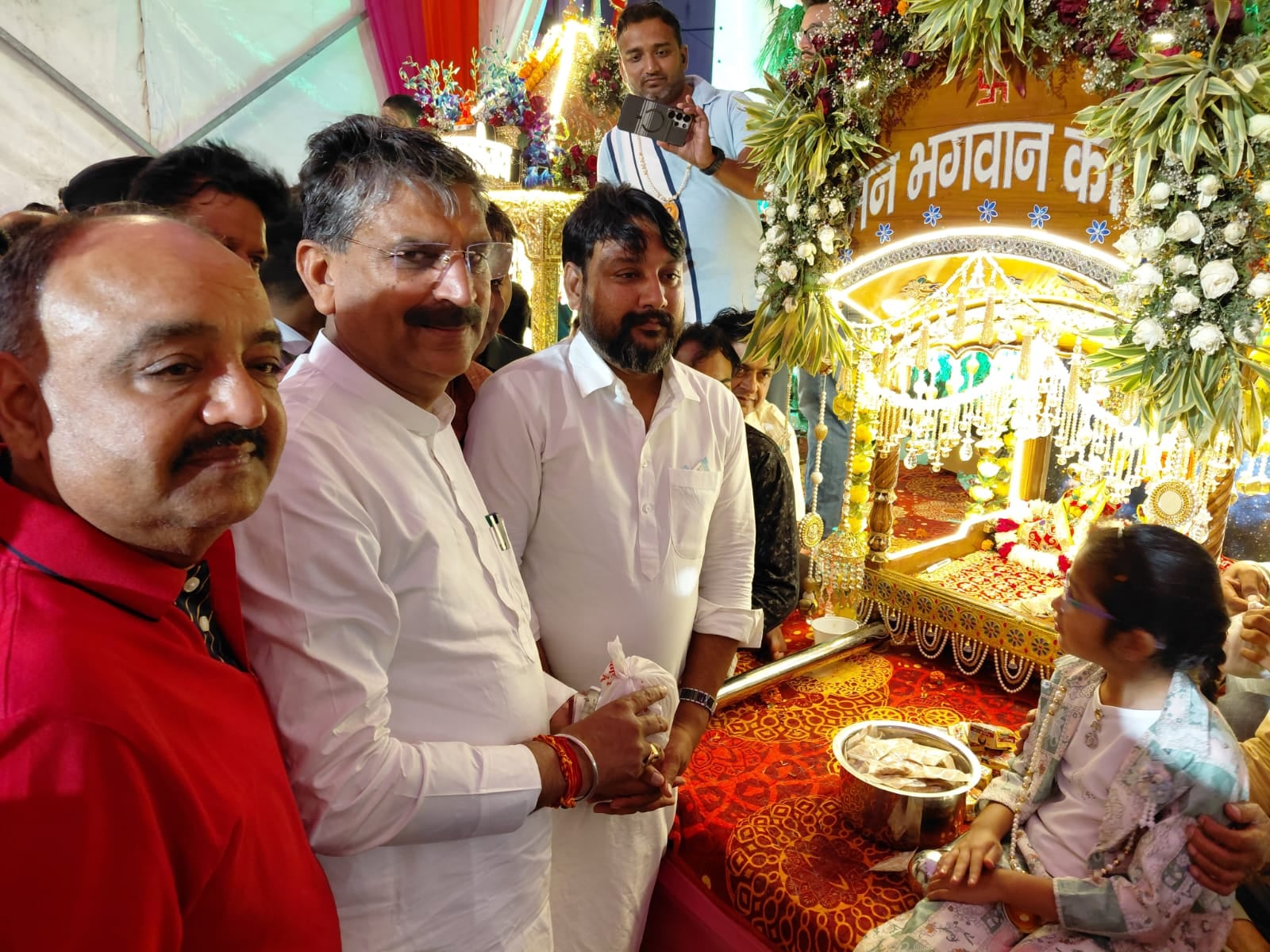 अंबाला छावनी बस अड्डे पर बद्दी नालागढ़ की बस इंतजार करते यात्री। संवाद